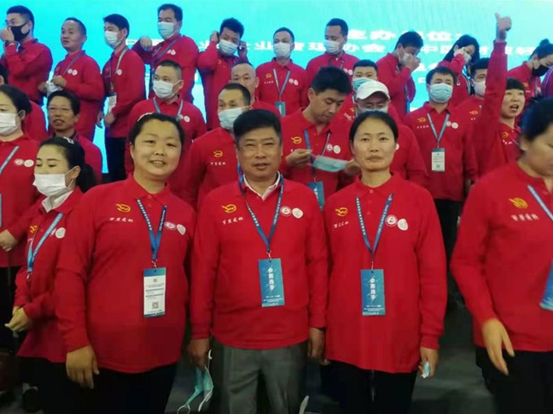 2021年，林源物業(yè)代表與參賽隊員合影