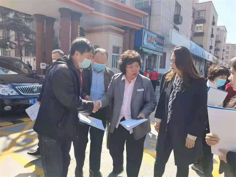 2021年，住建局劉恒磊局長到金色嘉園小區(qū)調(diào)研