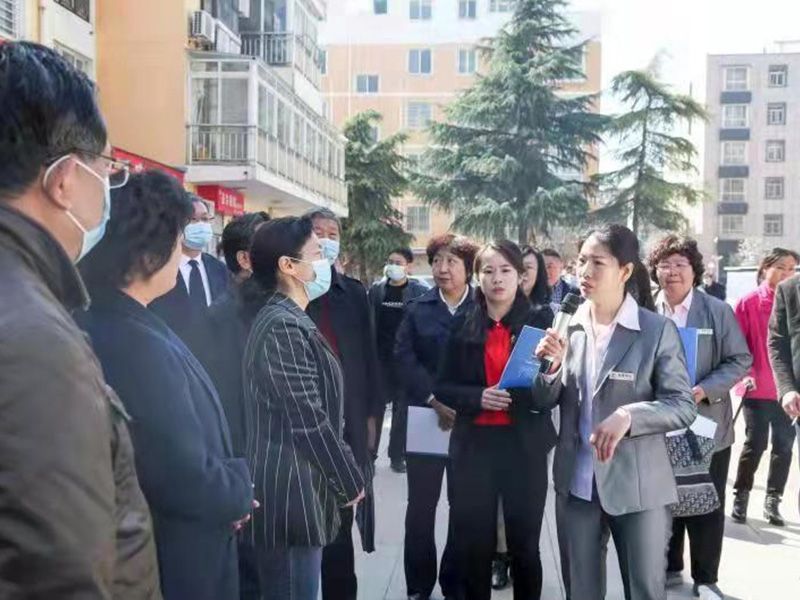2021年，市人大、政協(xié)等各級領導與金色嘉園項目經(jīng)理交流